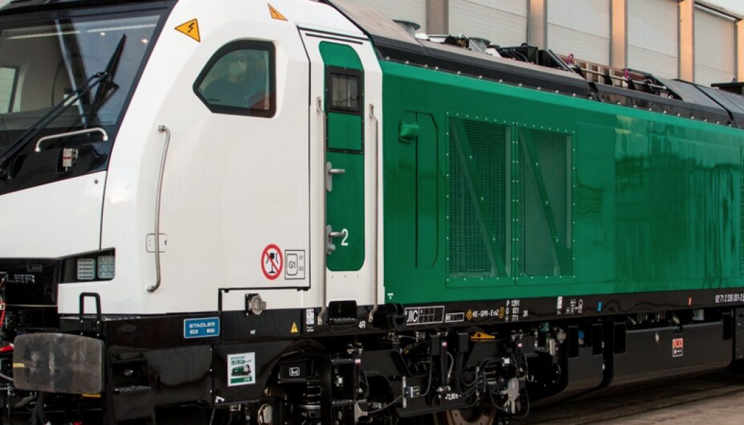 Lokomotivet är tvåaxlat med dubbelhytt är baserat på Stadlers EuroLight-design. Foto: Stadler 