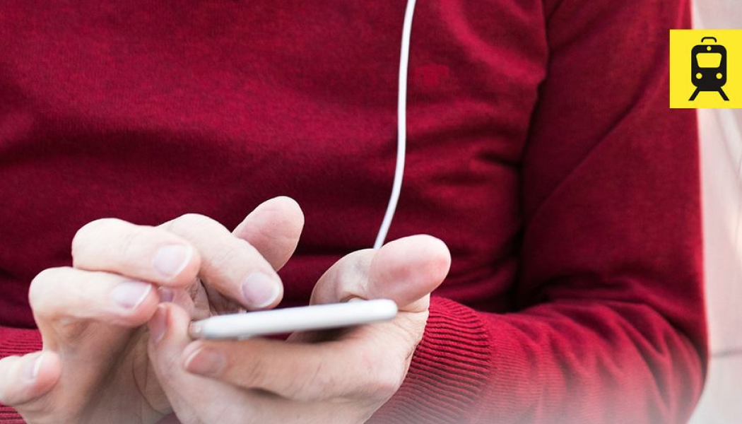 Informationen i appen uppdateras samtidigt som skyltarna på stationen vid eventuella avvikelser som förseningar eller spårändringar. Foto: Mostphotos