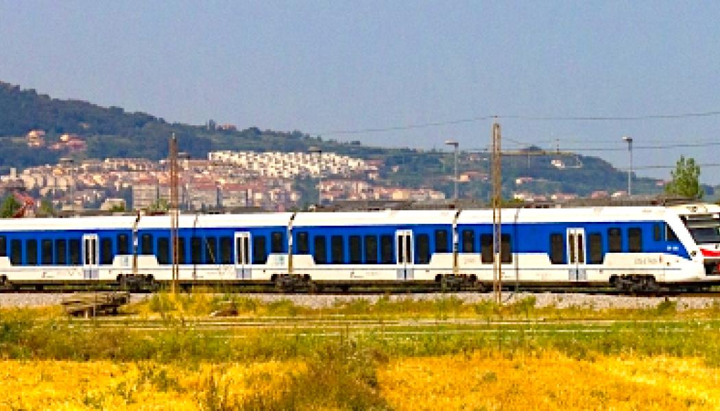 Slovenska järnvägarnas tre-vagnståg från Siemens av typ Desiro. Foto: Wikipedia, kredit: Dan Glad