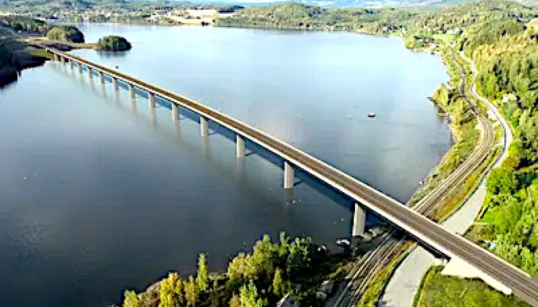 Innan arbetet kan återupptas här vid bron i Tangen måste Bane Nor visa att utsläppen inte innebär någon fara för människor eller miljön. Foto: Bane NOR