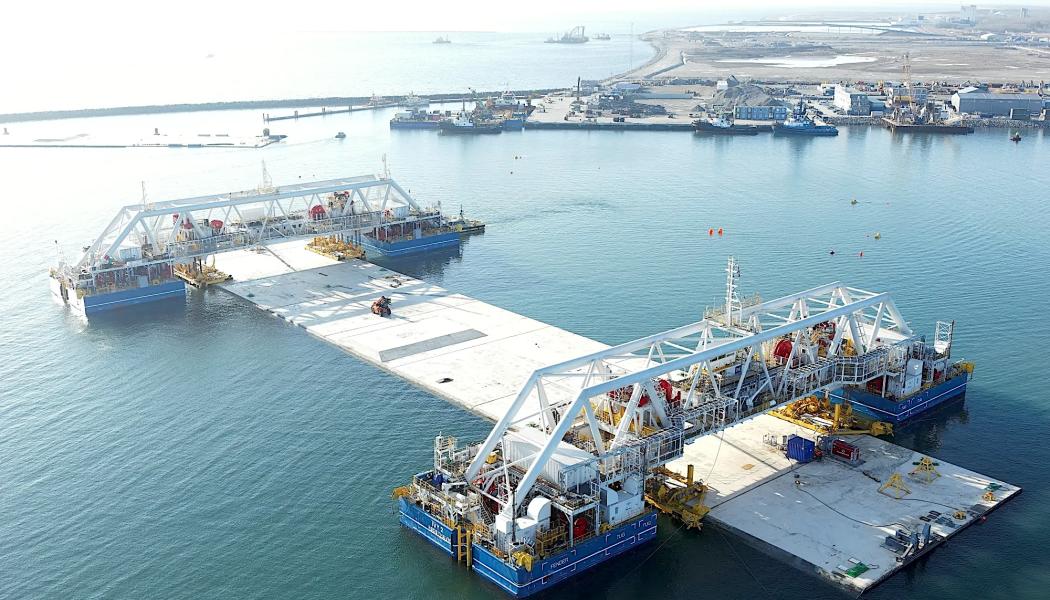 Installationen sker med hjälp av fartyget IVY, som består av två sammankopplade enheter – IVY 1 och IVY 2. Dessa används för att hantera både standardelement och specialelement med olika dimensioner och vikt. Foto: Femern Link Contractors