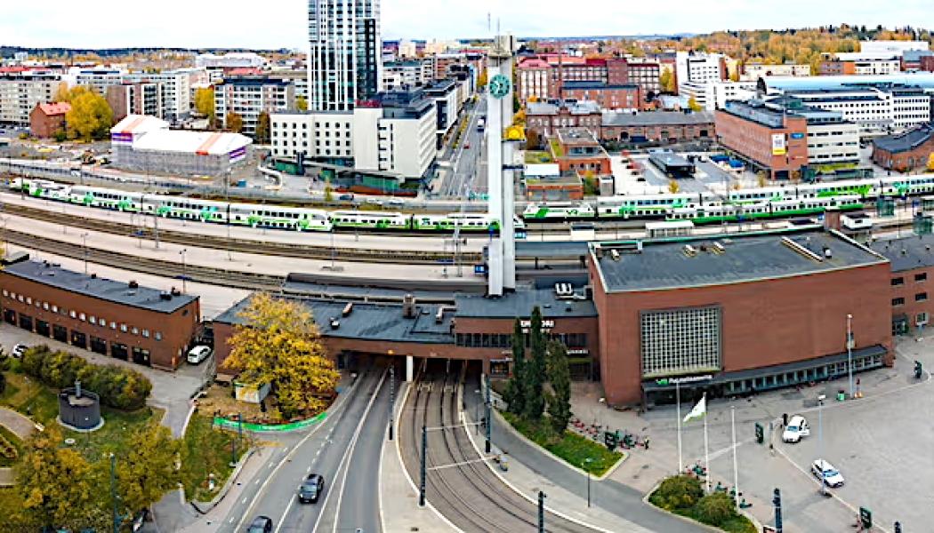 Tammerfors centralstation: Under arbetet påverkas trafiken i Tammerfors centrum i hög grad. Både Erkkiläbron och delar av gatan, Itsenäisyydenkatu, kommer att stängas av för trafik, särskilt under sommarsäsongen. Myndigheterna uppmanar invånare och pendlare att planera sina resor i god tid. Bild: Väylävirasto, Finlands Trafikverk