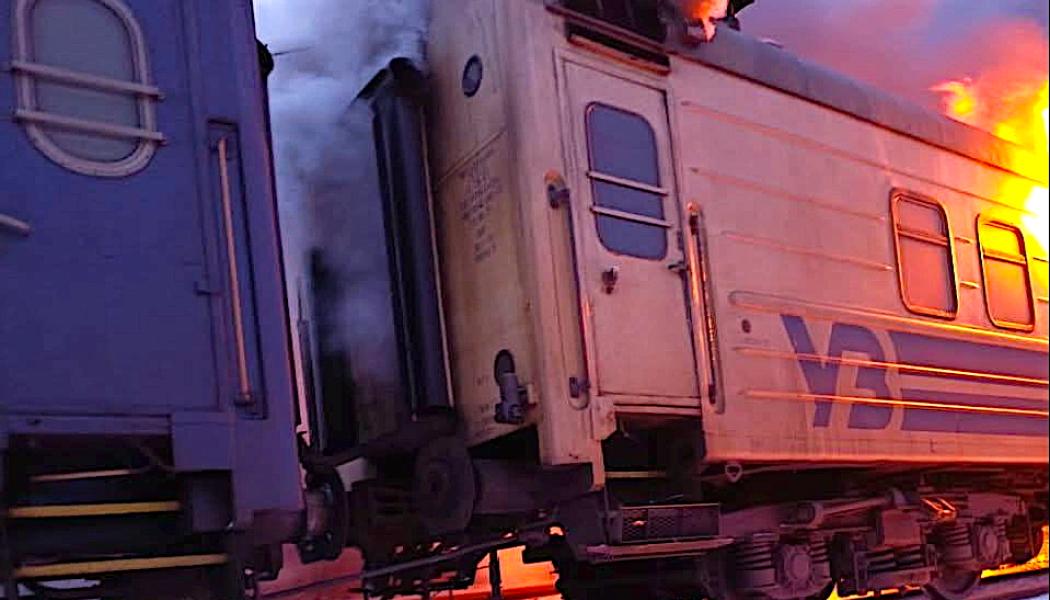 Ukrainskt passagerartåg brinner efter ryskt luftangrepp. Foto: Ukrainska järnvägsbolaget Укрзалізниця (Ukralitznya)