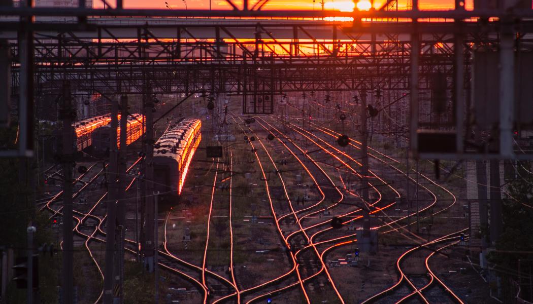 Powerstrucs huvudverksamhet är elarbeten för järnvägssektorn, främst kontaktledningar.  Foto: aleksandr popov/ unsplash 