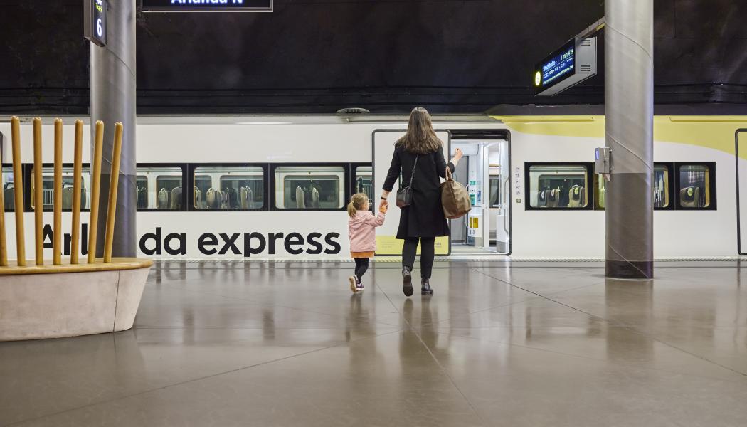 Allt fler privatpersoner väljer Arlanda express för resan till flyget. Foto: Arlanda express