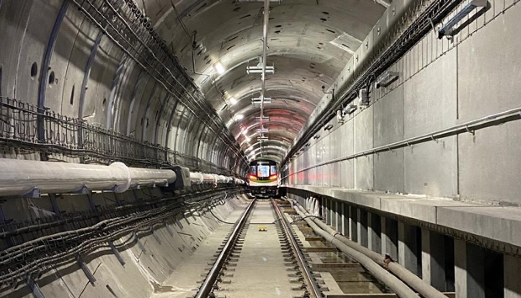 Det nya systemet är utformat för tät trafik med förarlösa tåg och syftar till att förbättra tillgängligheten mellan bostadsområden, arbetsplatser och viktiga transportnoder. Projektet har dock präglats av förseningar och etappvis idrifttagning, där olika delar av nätet öppnats vid olika tidpunkter. Foto: Alstom