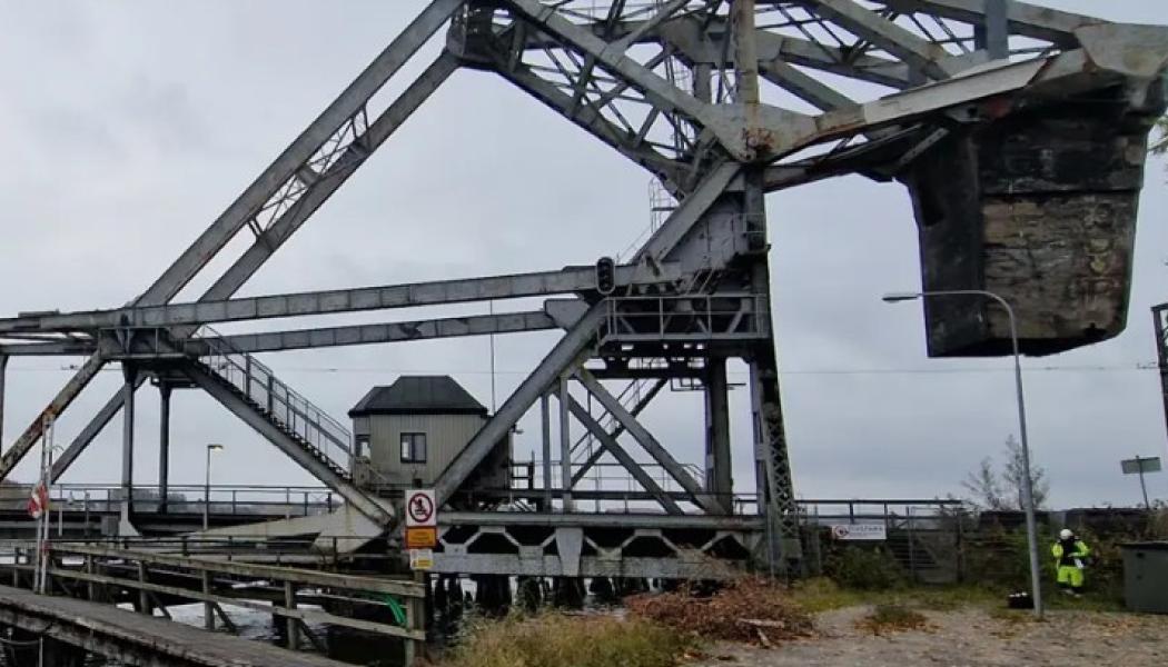 Slagg tas bort innan arbeten med att slipa spåren startar. Foto: Håkan Gustafsson, Trafikverket