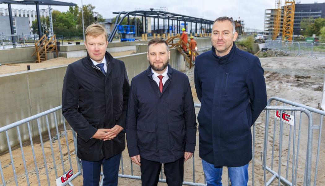 Anvar Salomets, vd för Rail Baltic Estonia, Vladimir Svet, infrastrukturminister, och Janar Tükk, leveranschef på Rail Baltic Estonia, tillkännagav landets stora upphandling. Foto: Rail Baltica.