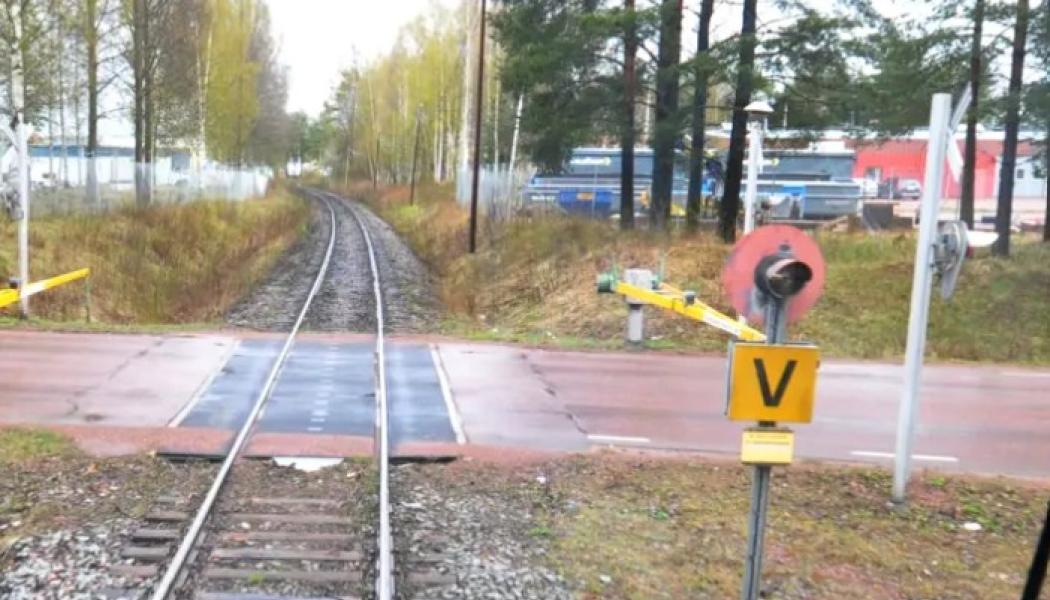 Projektet innebär att den drygt tre kilometer långa järnvägssträckan mellan Mora Strand och Lomsmyren elektrifieras. Foto: Trafikverket