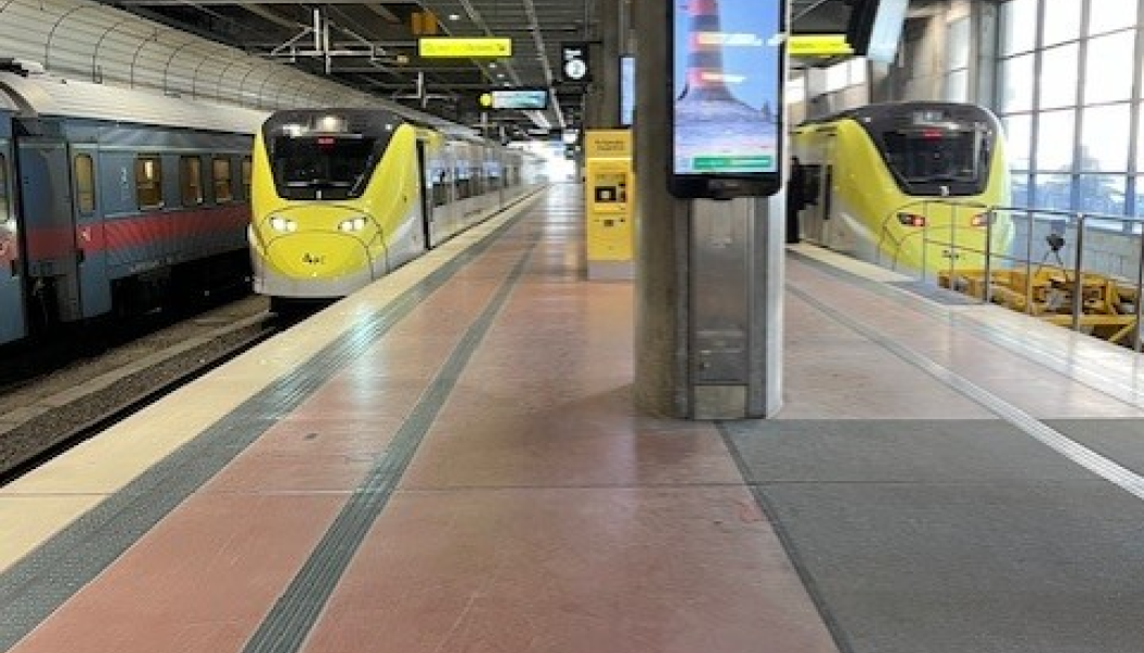Arlanda Express-tåg vid Stockholm Central. Foto: John Hardwick
