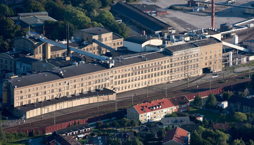 Flygbild över Arlövs sockerbruk med järnvägsspår i Arlöv i norra Malmö. Foto: David Castor/Wikimedia Commons/https://commons.wikimedia.org/wiki/File:Arl%C3%B6vs_sockerbruk%E2%80%93flygbild_06_september_2014.jpg