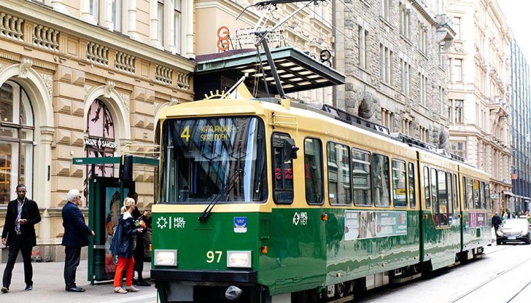 Artic-spårvagnarna började rulla i Helsingfors 2013 och har blivit en viktig del av stadens hållbara transportlösningar. Dessa vagnar är utrustade med tre olika bromssystem – elektriska, hydrauliska och spårbromsar – för att garantera säkerheten under alla förhållanden. De är också kända för sin höga passagerarkapacitet och tillgänglighet, med låggolvdesign som gör dem lätta att använda för personer med funktionsnedsättningar och barnvagnar. Foto: Transtech,