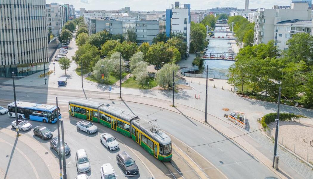 Spårvägsflottan i Helsingfors undersöks efter bromsfel. – För att säkerställa säkerheten ville vi kontrollera att alla bromsbackar i dessa spårvagnar var korrekt installerade, även om det inte utgjorde någon omedelbar fara för trafiksäkerheten, säger Heidi Heikkilä, chef för fordonsunderhåll på Kaupunkiliikenne Oy. Foto: Kaupunkiliikenne Oy, (Stadstrafik AB), Kredit: Aarni Salomaa