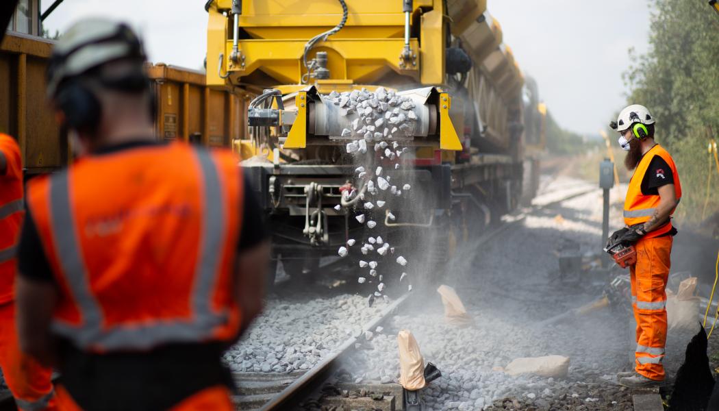 I Storbritannien fylls ballast på spåret med hjälp av en specialanpassad järnvägsvagn. Foto: Railcare