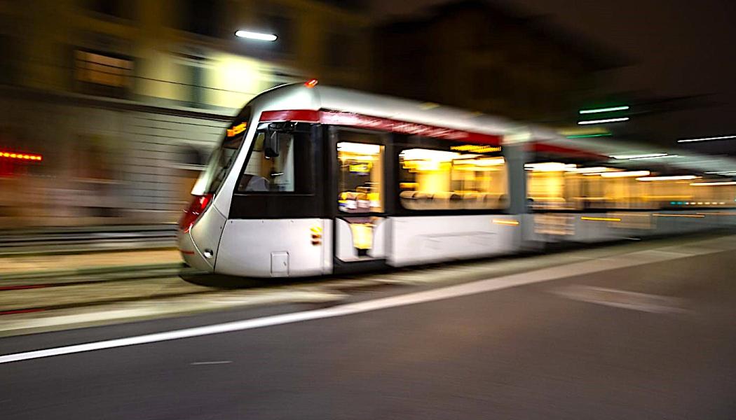 Spårvagnarna kommer att ha en maxhastighet på 70 km/h, en längd på 33,5 meter, 54 sittplatser och en total kapacitet för 278 passagerare. Foto: Hitachi Rail
