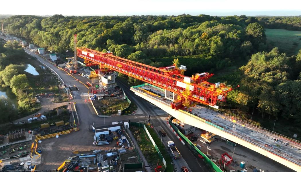 Denna 21,6 kilometer långa sektion nordväst om London inkluderar en 3,4 kilometer lång viadukt (Colne Valley Viaduct) och två 16,04 kilometer långa tunnlar (Chilterns Tunnels). TBM:er med variabel densitet, en teknik som redan används av Bouygues Travaux Public i Hong Kong och på Grand Paris Express-projektet, kommer att användas för att anpassa utgrävningar till terrängens specifika geologiska förhållanden. I arbetet ingår även att bygga tvärgångar mellan de två tunnlarna samt fem ventilationsschakt. Foto: HS2
