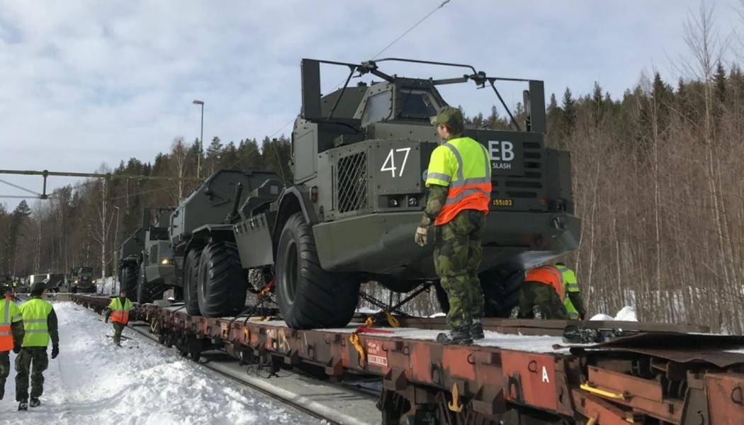 En blandad järnvägstransport i Sverige innebär att ett och samma tåg inkluderar både gods- och personvagnar. För den svenska Försvarsmakten möjliggör detta att hela eller delar av förband kan transporteras via järnväg vid samma tillfälle. Fördelarna är många – inte minst är transportsättet mycket effektivt och tryggt. Foto: Nalin Bozdogan/Sveriges Försvarsmakt