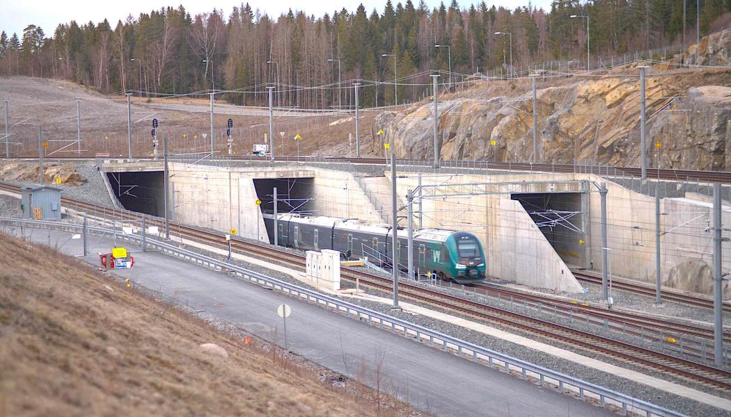 Ett tåg av class 75 kommer in i Blixtunnelns södra portal på Follobanan vid Ski. De två tunnlarna till vänster är Blixtunneln, där det mesta av Follobanan går in. Tunneln längst till höger är Roåstunneln, där spåret leder till Østfoldbanan. Foto: Wikipedia Common, kredit: Stylez995 