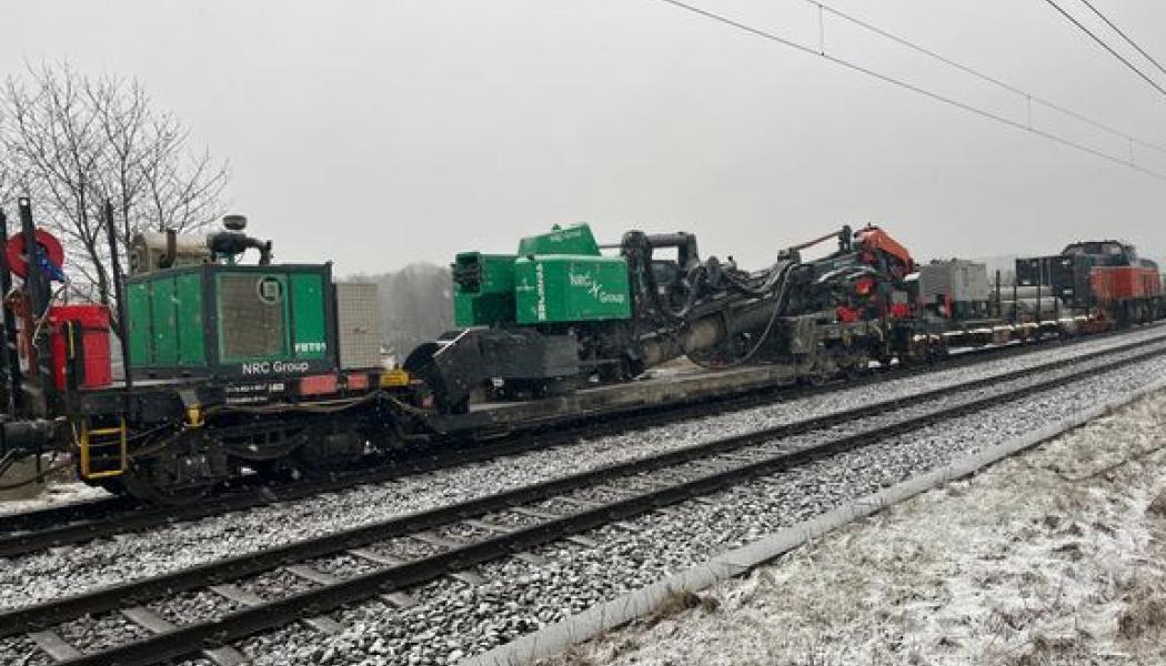 Borrtåget som placerar fundament till de kommande nya kontaktledningsstolparna på Västra stambanan mellan Olskroken och Partille. Foto: Trafikverket