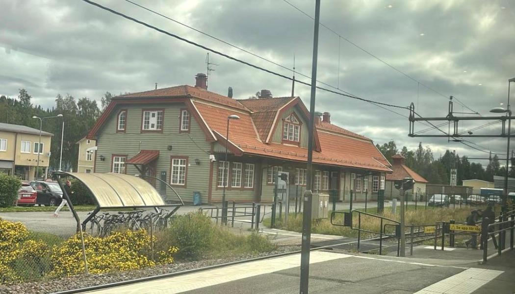 Trafikverket inleder förberedande arbeten i Bräcke för etapp 1 i april 2026. I maj, när tjälen har släppt, startar arbetet med själva anläggningen. Bräcke station 2025. Foto: Stina Wickenberg 