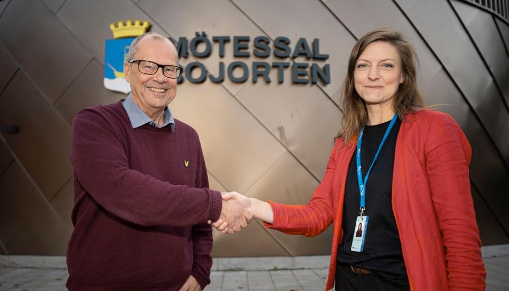 Handslag mellan Benny Augustsson, kommunstyrelsens ordförande i Vänersborg, och Louise Jeppsson ordförande i infrastruktur och kollektivtrafiknämnden (IKN), Västra Götaland. Foto Jerry Lövberg