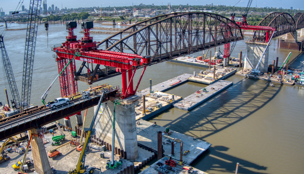Mammoet lyfter brospannen till den historiska  bron Merchants Bridge i St. Louis. Foto: Mammoet 