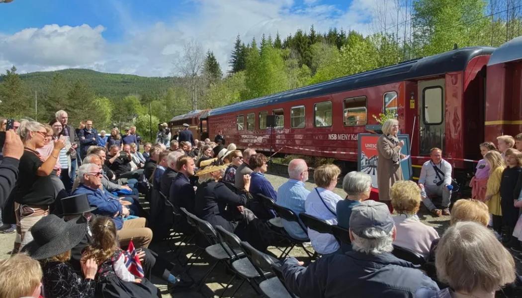 Invigningståget drogs av dieselloket Di 3 616 från det norska järnvägsmuseet Norsk Jernbanemuseum och bestod av både personvagn och buffévagn. Foto: Business Portal Norwegen