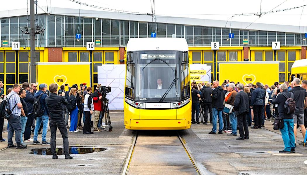 De nya Urbanliner-spårvagnarna kommer att börja trafikera linje M4 under första kvartalet 2025 och ersätta de nuvarande GT6-vagnarna. De nya vagnarna har plats för 312 passagerare, vilket är cirka 12 fler än de tidigare modellerna. Foto: De nya Urbanliner-spårvagnarna kommer att börja trafikera linje M4 under första kvartalet 2025 och ersätta de nuvarande GT6-vagnarna. De nya vagnarna har plats för 312 passagerare, vilket är cirka 12 fler än de tidigare modellerna. Foto: BVG/Andreas Süß