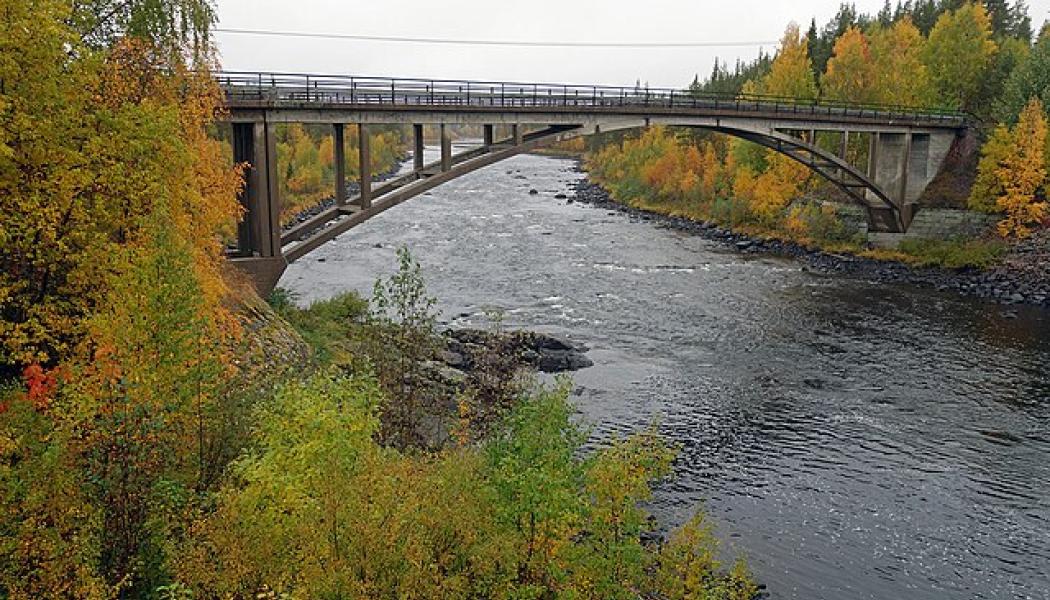 Byske nära Myrheden. Den gamla bron från Jörn till Långträsk. Foto: Wikimedia Commons