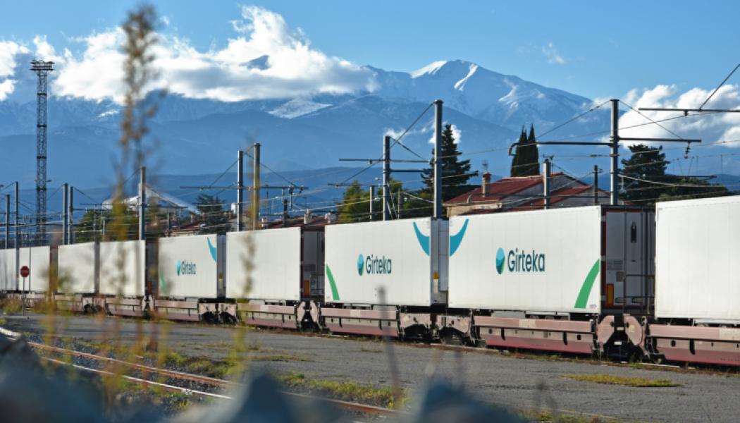 Järnvägstransporter kan hantera upp till 50 trailers samtidigt, vilket gör dem till ett attraktivt alternativ för långdistansleveranser. Foto: Girteka Group