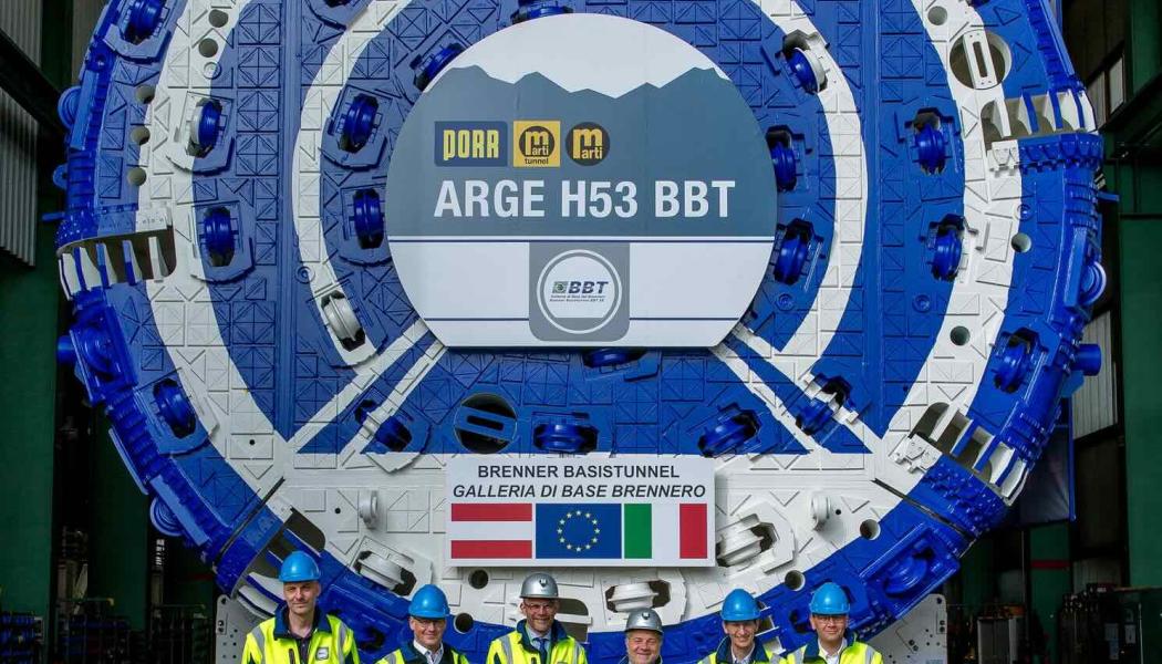 Vid ceremonin närvarade representanter från BBT SE och ARGE, ett konsortium som består av Porr Bau GmbH, Marti GmbH Austria och Marti Tunnel AG Schweiz. Martin Gradnitzer och Gilberto Cardola, styrelsemedlemmar i BBT SE, uttryckte sin stolthet:
– Inte mindre än sju tunnelborrmaskiner har redan grävt sig igenom berget, och idag är vi stolta över att fira starten för de två sista. Ett stort tack går till alla arbetare på våra byggplatser. Foto: BBT