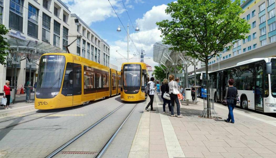 De sista inslagen från DDR-tiden försvinner från stadsbilden. Geras kollektivtrafikföretag GVB köper moderna spårvagnar ac Stadler. Bild: Stadler