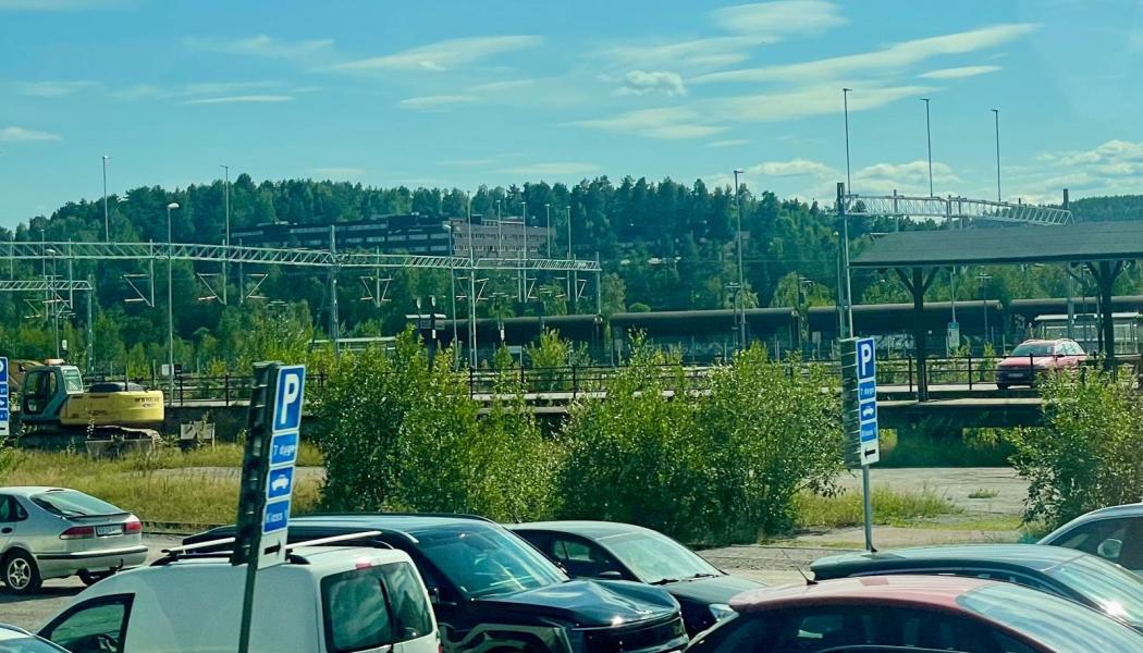 Falu järnvägsstation är en av flera noder på Dalabanan där utlovade moderniseringar uteblivit. Trots överenskommelsen från 2009 har viktiga åtgärder för kapacitet, tillgänglighet och restid ännu inte genomförts. Foto: Stina Wickenberg