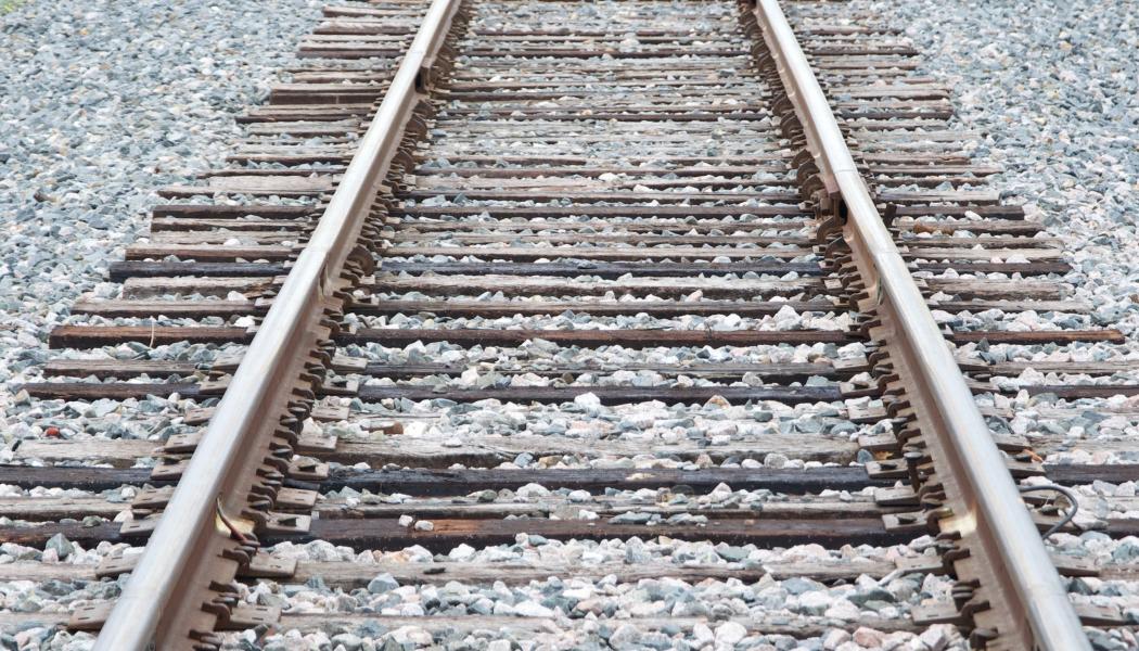 Trafikverket planerar att öka säkerheten och hastighet på järnvägen mellan Falun och Borlänge. I första hand ska ett antal plankorsningar stängas samtidigt som kapaciteten ökas tack vare förlängda spår och ställverksbyte i Ornäs. Foto: dan dennis/unsplash