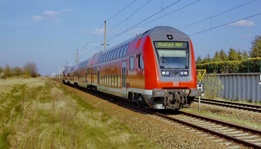 Snart på danska spår. En dubbeldäckare från Dosto 2003-serien i tyska Ribnitz-Damgarten Ost, Foto: Wikipedia Common. Kredit: RsVe 