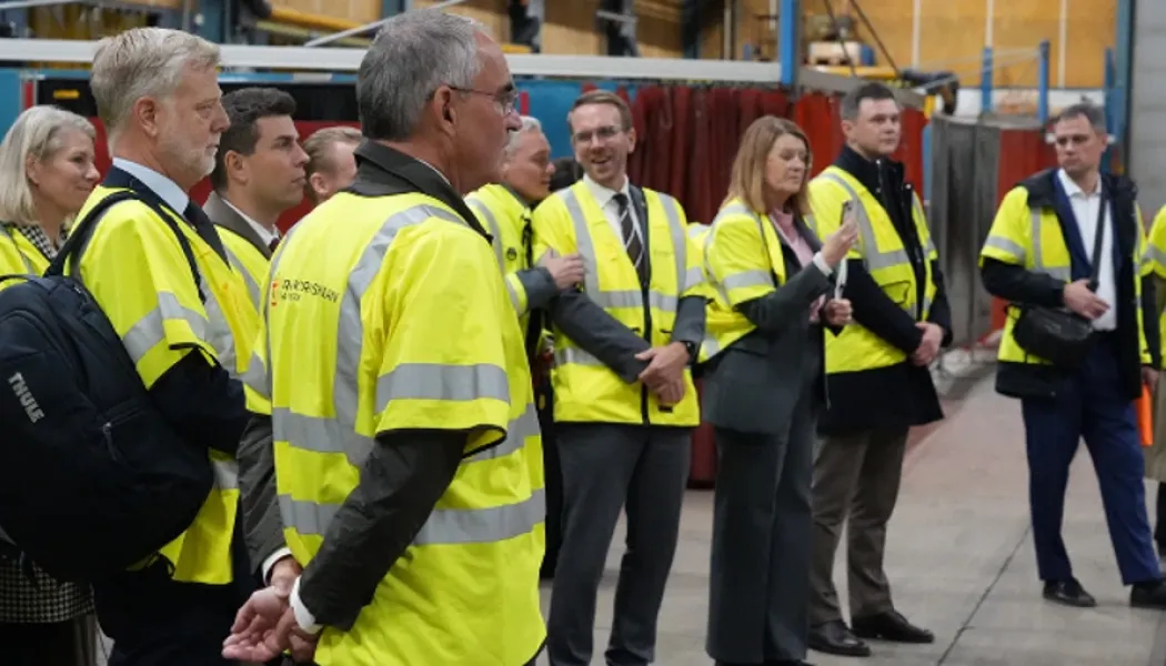 Den ukrainska delegationen tillsammans med bland andra infrastrukturminister Andreas Carlson och Trafikverkets generaldirektör Roberto Maiorana. Foto: Trafikverket