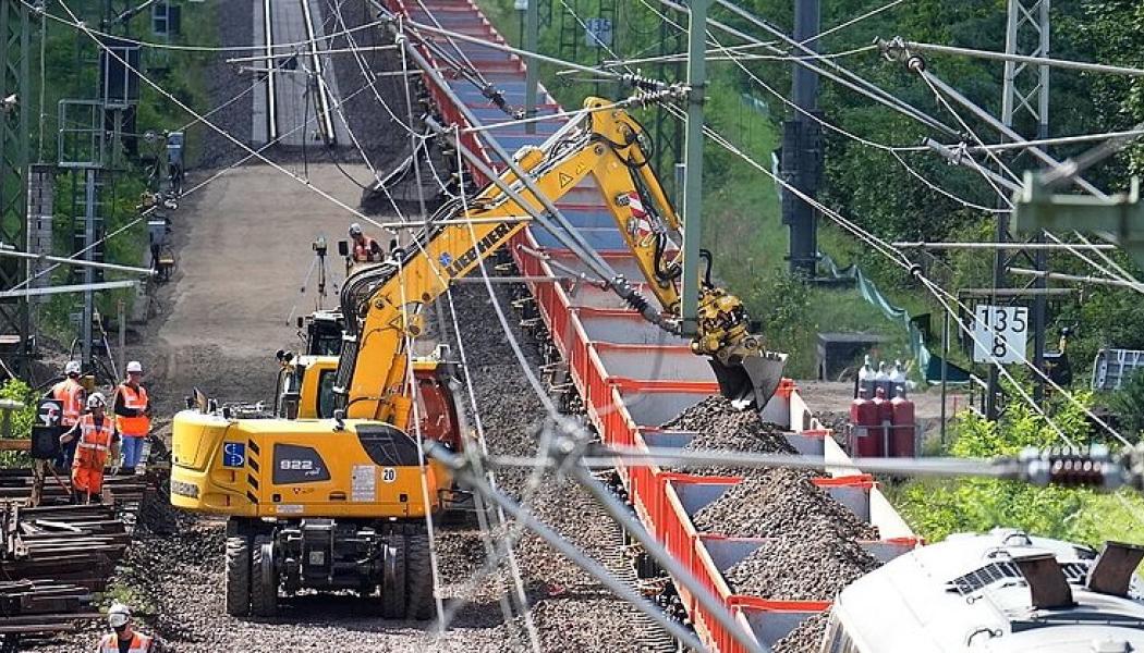 Redan under den andra av trettioåtta veckors generalrenovering på sträckan Hamburg–Berlin har det enligt DB Watch från förbundet NEE/Die Güterbahnen uppstått ”betydande problem” på omledningssträckorna. Orsaken var två parallella byggarbetsplatser som tvingade fram enkelspårsdrift. På nätterna drabbades sträckorna Bad Bevensen–Bienenbüttel mellan Lüneburg och Uelzen samt Frellstedt–Schandelah mellan Braunschweig och Helmstedt. Foto: DB