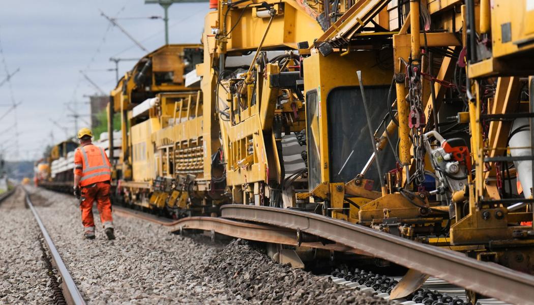 DB InfraGO har under 2024 stärkt sin personalstyrka med 5 500 nya medarbetare i operativa roller. Dessa inkluderar tekniker inom underhåll och personal på järnvägens signalcentraler. Syftet är att säkerställa en stabil drift och snabbare hantering av infrastrukturprojekt. Foto: DB, kredit: Oliver Lang
