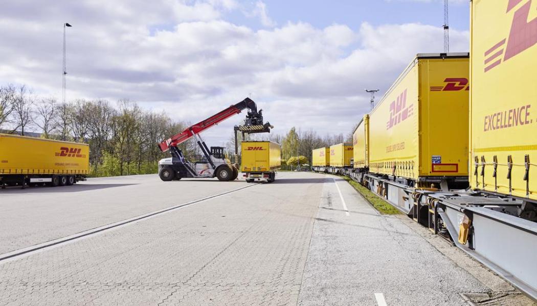 DHL Cargo har kört ett trailertåg mellan Padborg och Duisburg sedan maj 2023. Här lyfts släpvagnarna upp på vagnarna. Foto: Christian Bendel / DHL