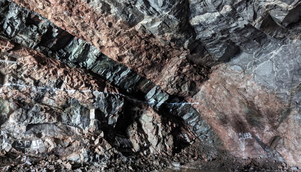 Ett diagonalt stråk av diabas i tunnlarna mellan Station Södra Hagalund och Hagastaden. Bild: Region Stockholm