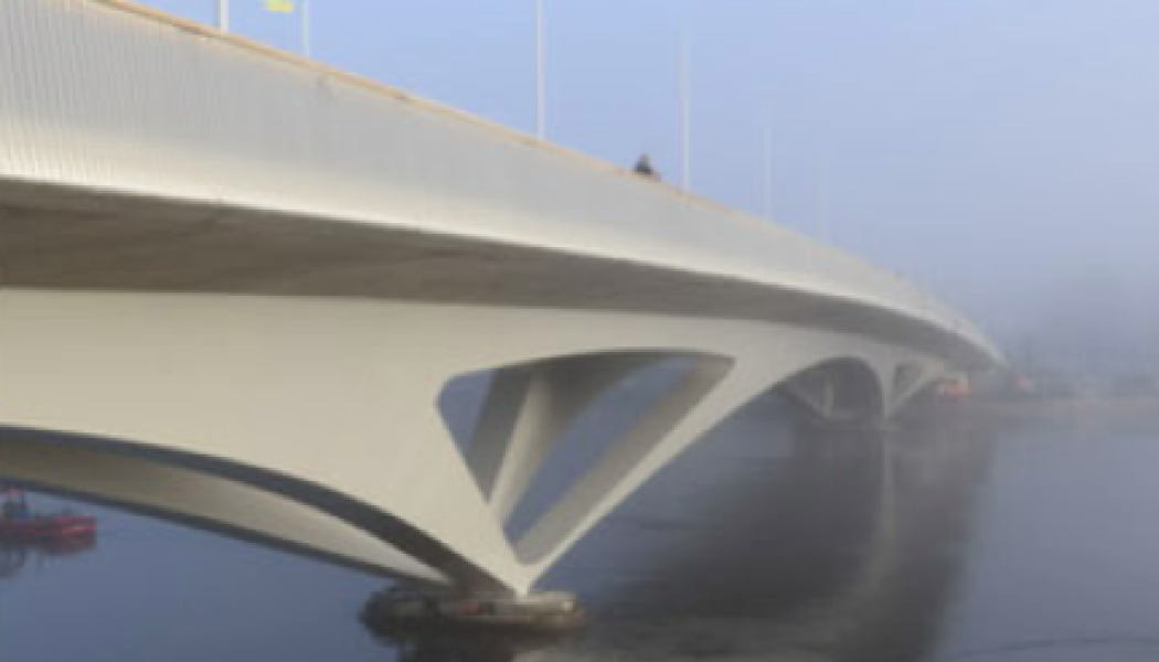 Med ett 19,4 meter brett däck finns plats för kollektivtrafik, gångtrafikanter och cyklister De djupa grundförhållandena, med berg på upp till 80 meters djup, löstes med stålkärnepeler förankrade i berget. Foto: Niklas Hart