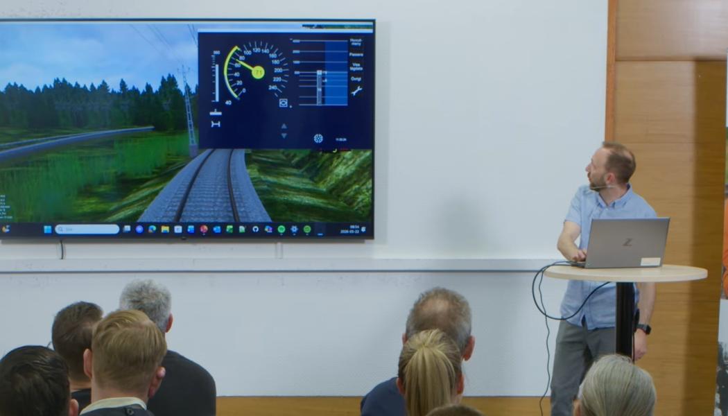 Mattias Eriksson från Nässjöakademin guidade deltagarna genom systemet med hjälp av en tågsimulator. Deltagarna fick följa en simulerad körning längs Ådalsbanan mellan Sprängviken och Dyrnäs, där systemet redan är i drift. Bild: Nordic Infracenter