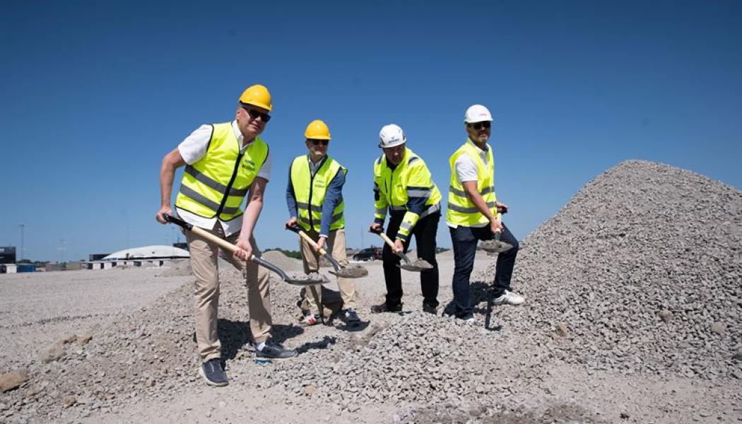 De som höll i spadarna var Karl-Johan Blank, ägare Jula Holding, Lennart Karlsson, VD Jula Logistics, Adam Johansson, kommunstyrelsens ordförande i Falköpings kommun, samt Peter Lennartsson, VD Skeppsviken (byggare). Foto: Jula logistics