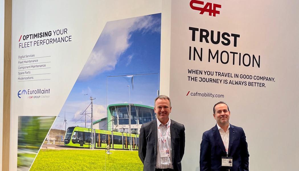 CAF:s områdeschef för Norden, Iker Etxetxikia (till vänster), och Antonio Daban, kommersiell direktör på Euromaint, medverkade på järnvägsmässan Train & Rail. Foto: Annika Järnståhl