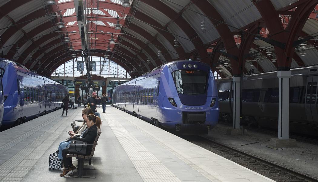 Utredningen föreslår även att systemet för flygpassageraruppgifter breddas till att omfatta resor med färja, tåg och buss till och från Sverige. Foto: Phil Richards/Wikimedia Commons/https://commons.wikimedia.org/wiki/File:09.05.22_Malm%C3%B6_Centralstation_X61_062_(52094468370).jpg