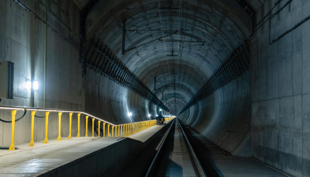 Den 20,6 kilometer långa Blix-tunneln, som är Nordens längsta, har halverat restiden mellan Oslo och Ski. Foto: Bane Nor