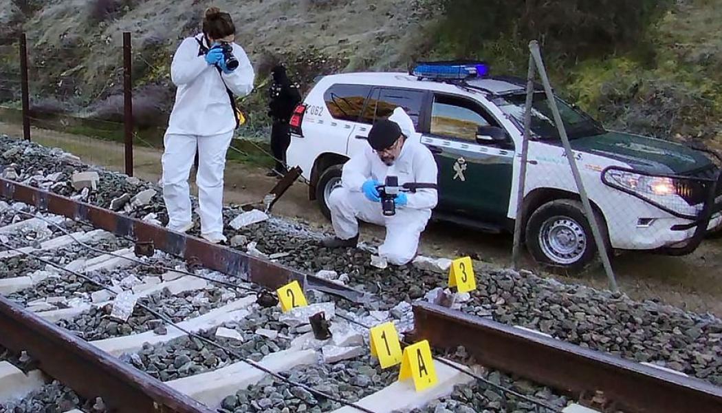 Svetsfel i rälsen utpekas som orsak till tågolyckan i Adamuz där 45 människor omkom. Foto: Guardia Civil