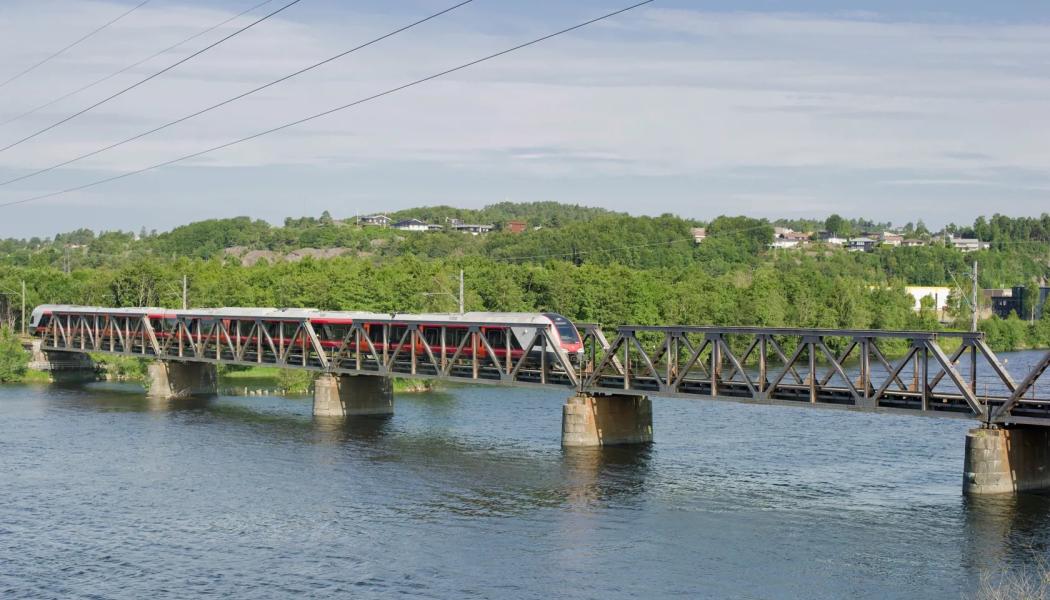 Bron över Numedalslågen nära Larvik har fundament som står i vatten.
FOTO: Foto: Bane NOR