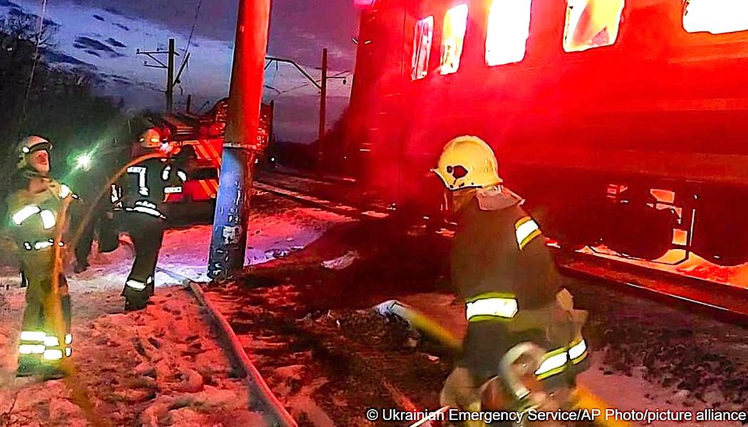 Den ryska drönarattacken mot passagerartåget i Charkivregionen orsakade brand i en vagn och ledde till fem dödsoffer. Foto: Ukrainian Emergency Service