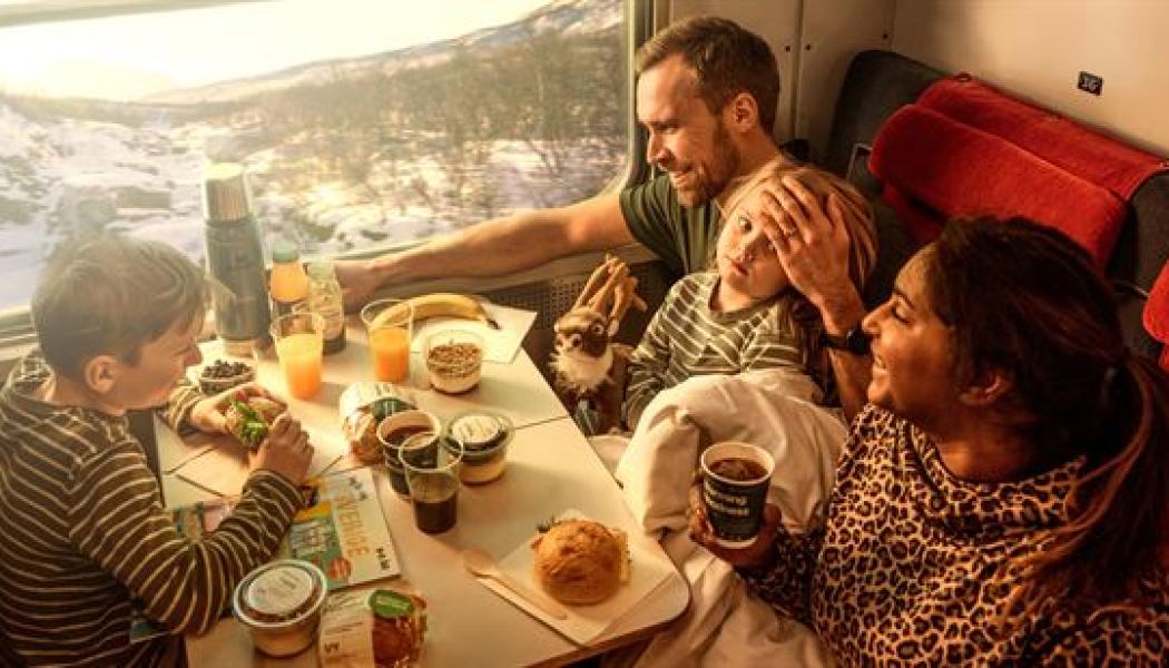 Frukost liggvagn med utsikt Abisko - Foto Fond Fond